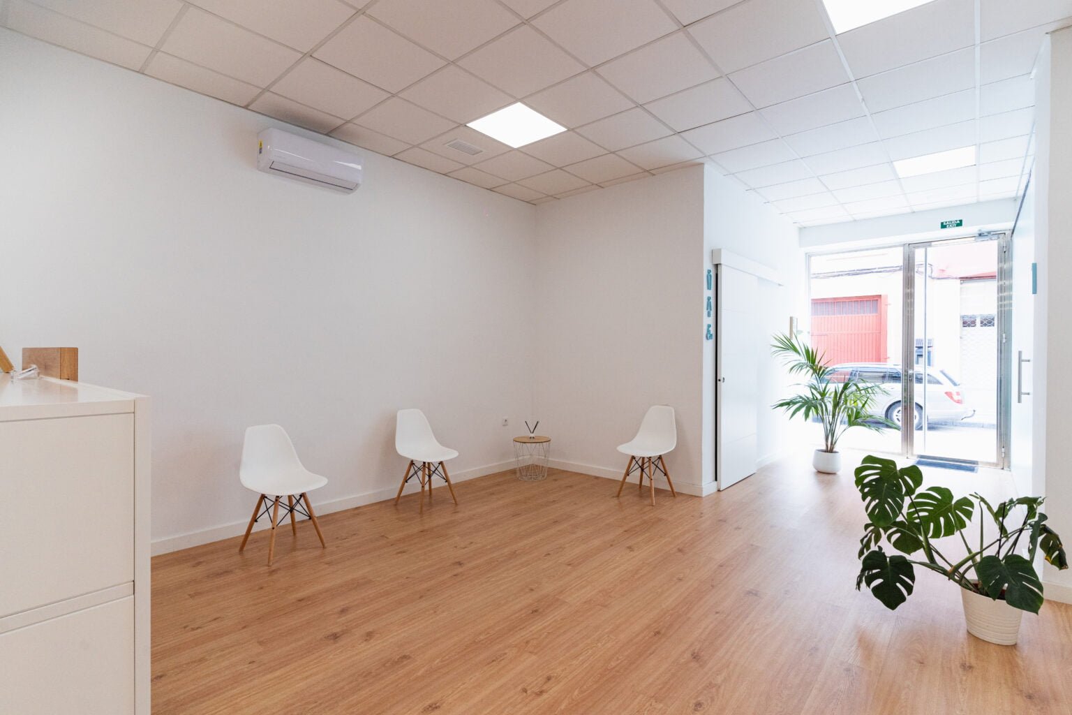 Sala de espera de la clínica Equilibrio Fisioterapia donde se puede apreciar elementos decorativos y mobiliario.