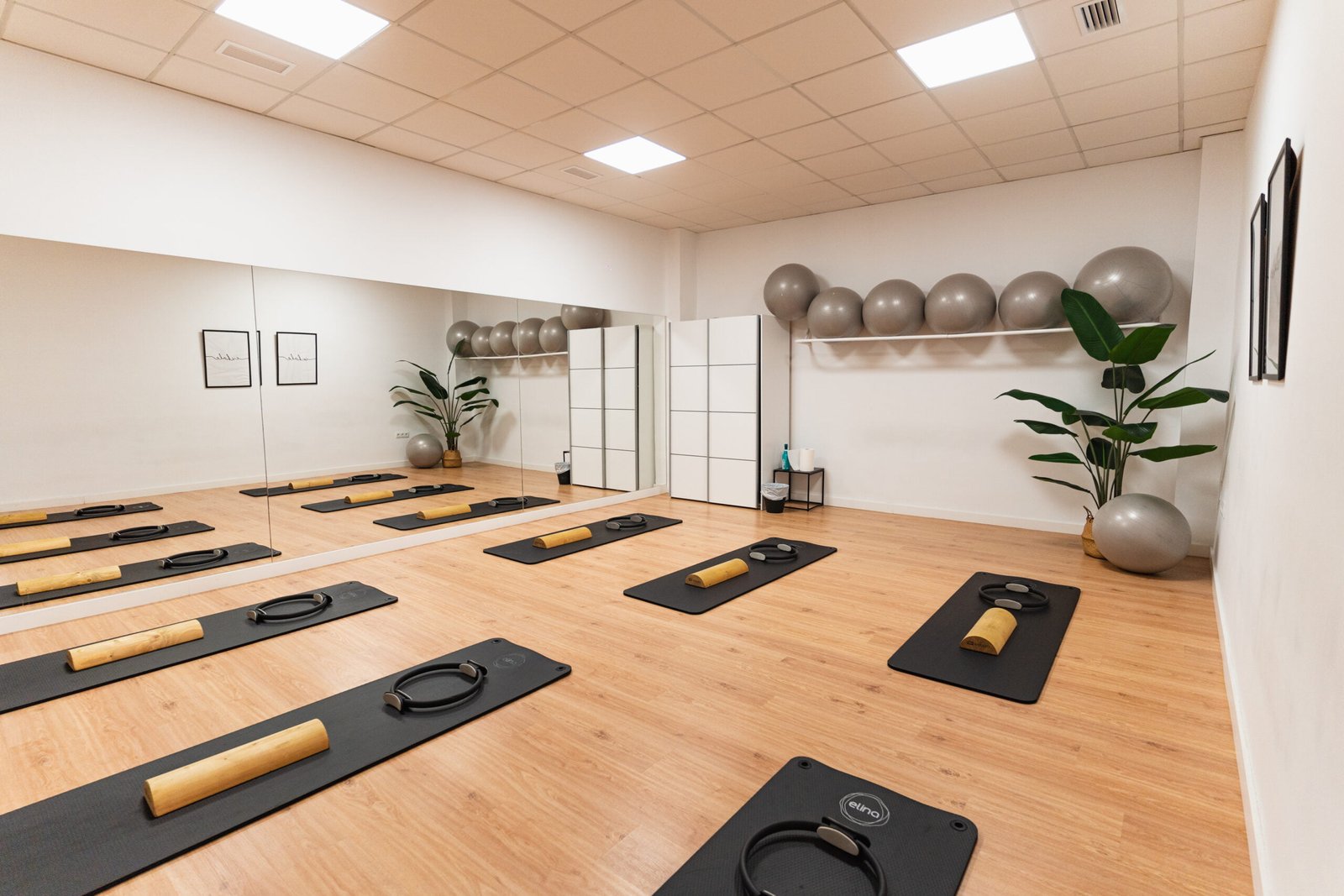 Espacio de una de la sala de pilates terapéutico de la Clínica Equilibrio Fisioterapia donde se puede apreciar elementos decorativos, colchonetas y mobiliario.