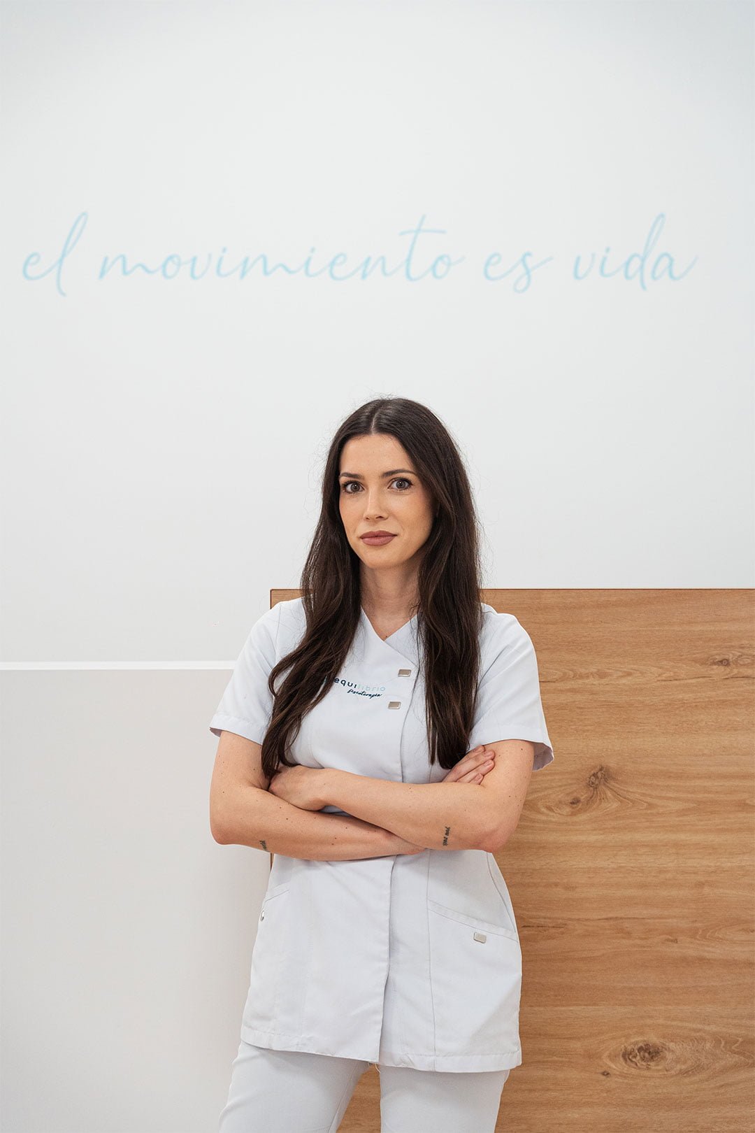 La fisioterapeuta Laura Bracero posando a la cámara con los brazos cruzados para foto de presentación.