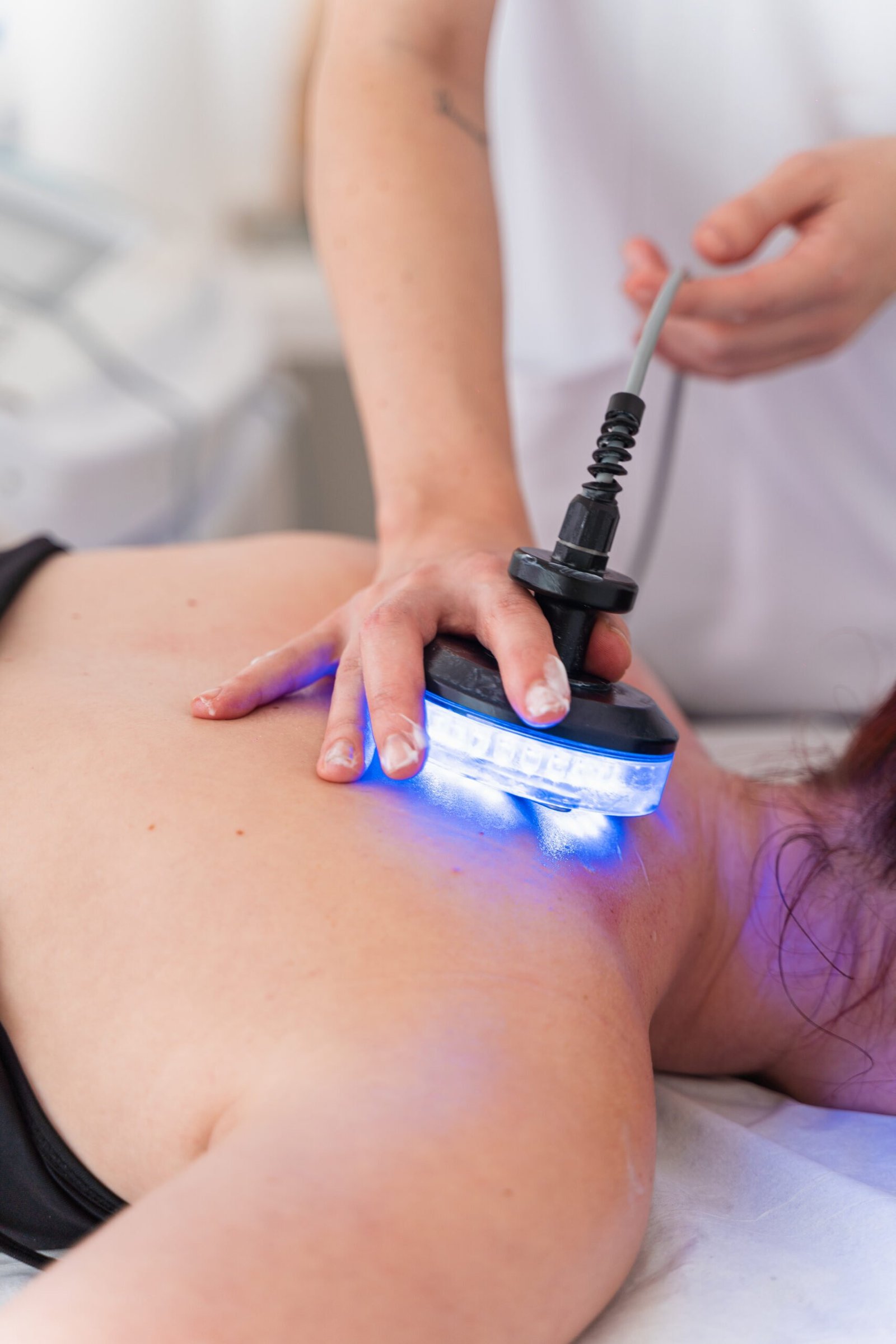 La fisioterapeuta Laura Bracero tratando la espalda de una paciente con diatermia.