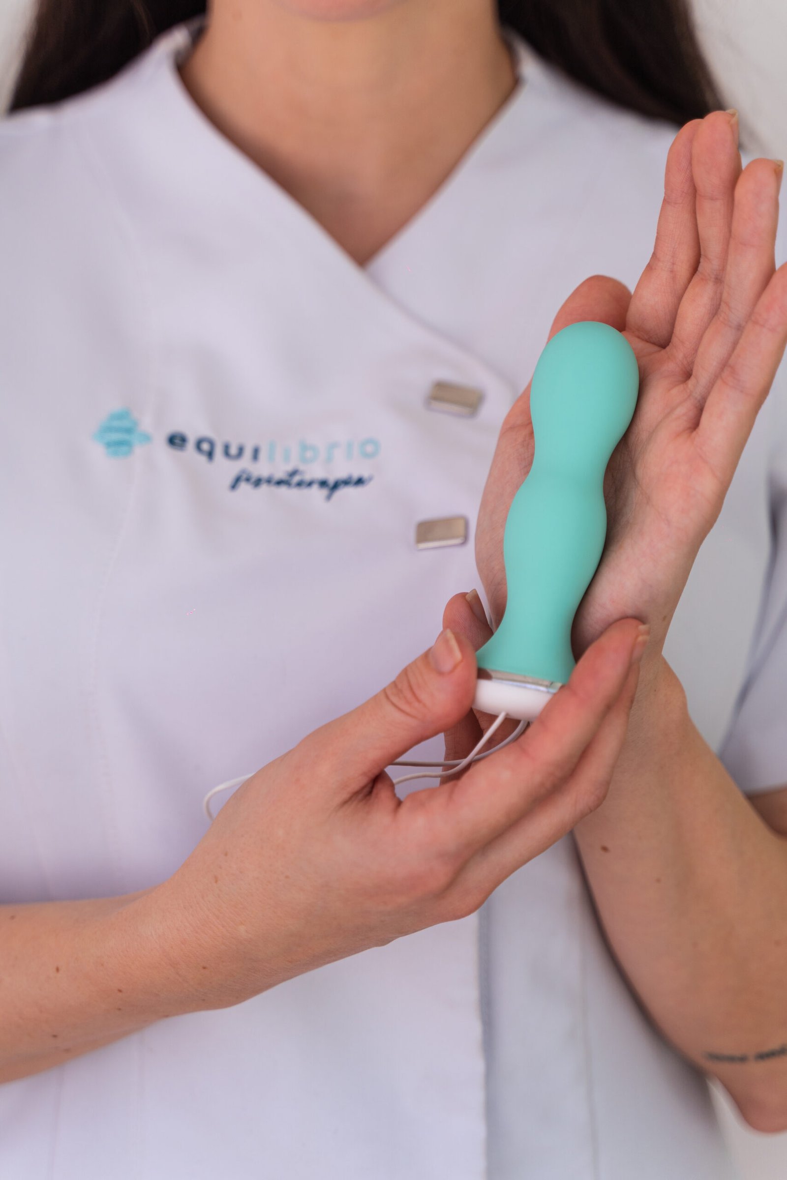 La fisioterapeuta Laura Bracero mostrando el ejercitador vaginal de suelo pélvico de la marca Perifit.