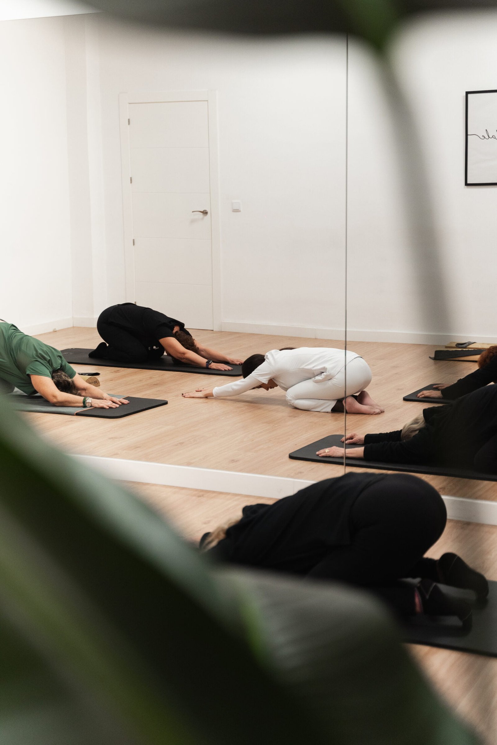 La fisioterapeuta Laura Bracero realizando estiramientos de espalda en una de sus clases de pilates terapéutico con sus pacientes.