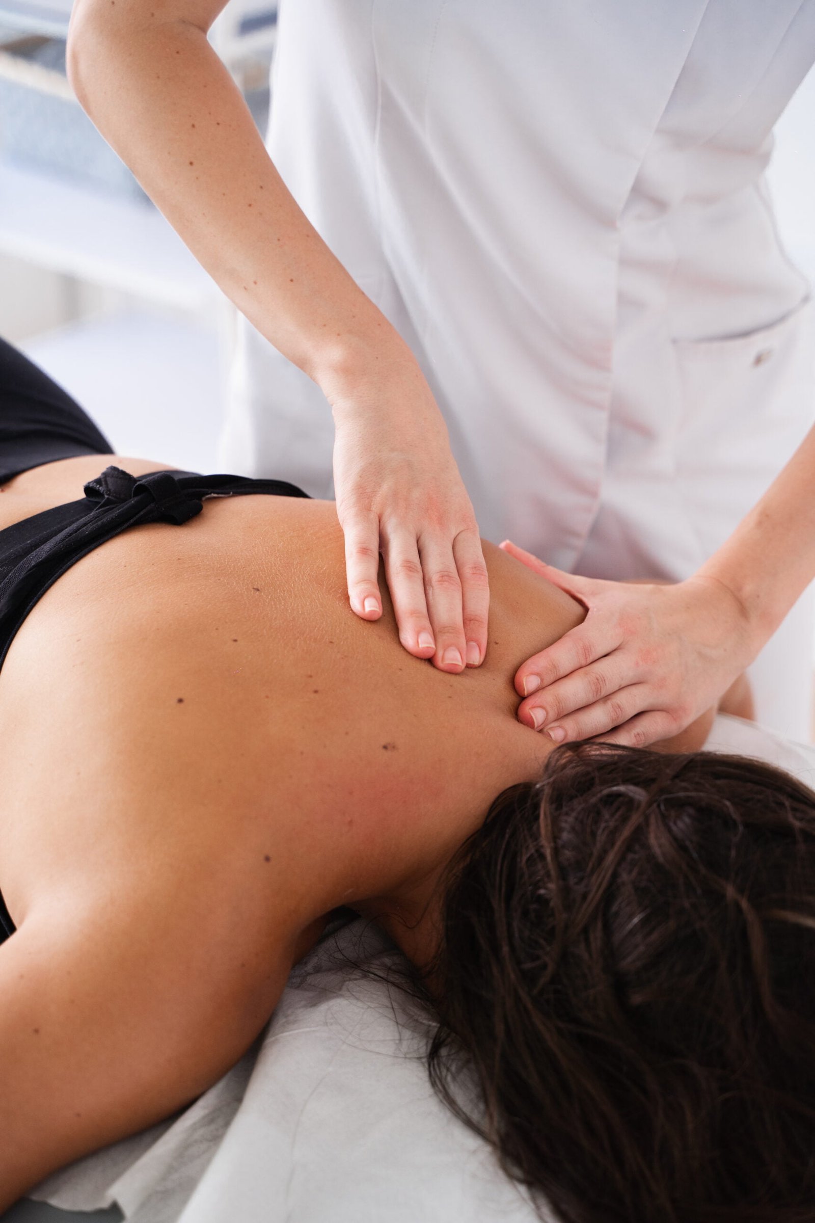 La fisioterapeuta Laura Bracero realizando un tratamiento manual en la espalda de una paciente.