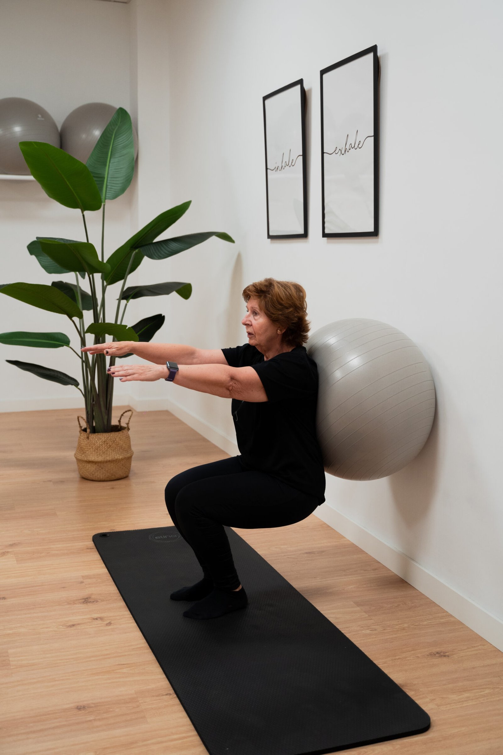 Persona realizando un ejercicio en una clase de pilates terapéutico de Equilibrio Fisioterapia.