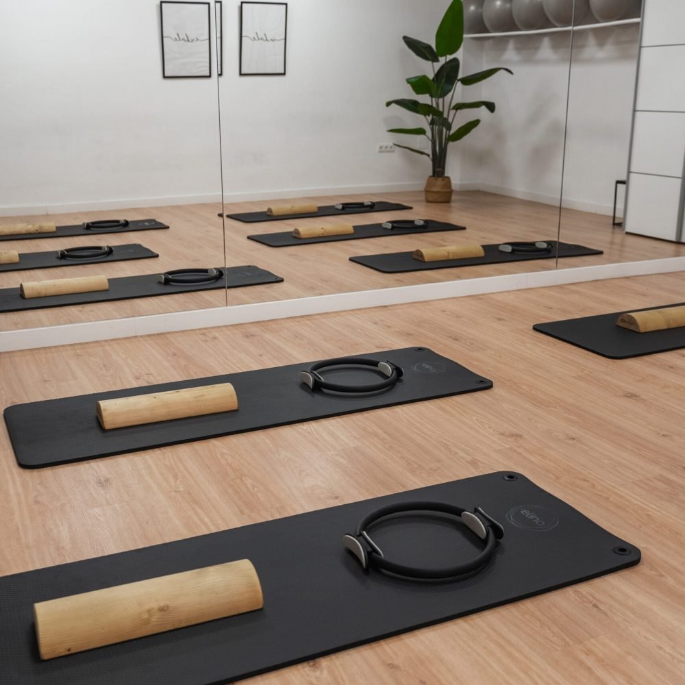 Espacio de una de la sala de pilates terapéutico de la Clínica Equilibrio Fisioterapia donde se puede apreciar elementos decorativos, colchonetas y mobiliario.