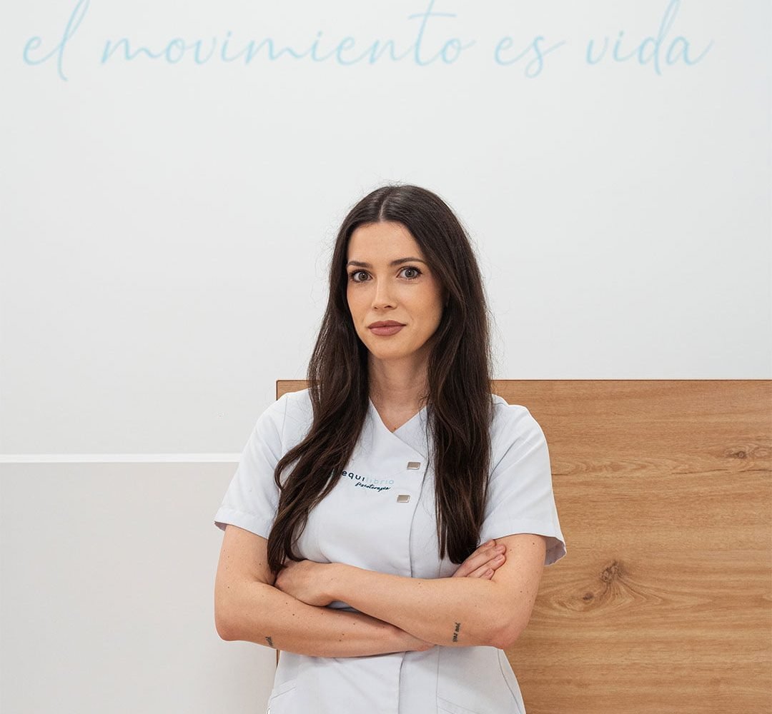 La fisioterapeuta Laura Bracero posando a la cámara con los brazos cruzados para foto de presentación.