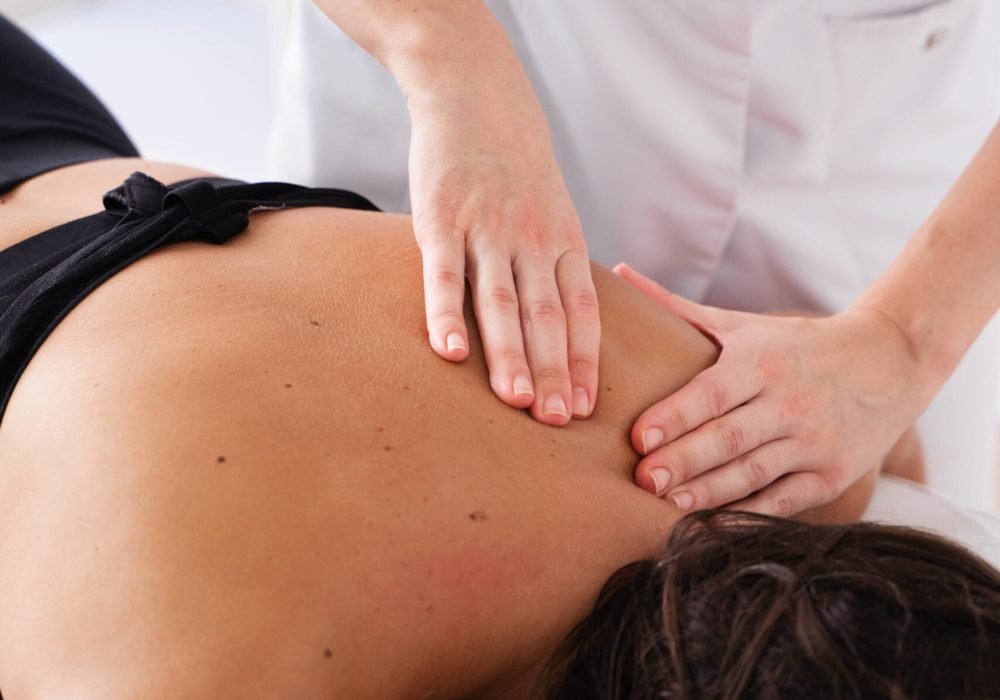 La fisioterapeuta Laura Bracero realizando un tratamiento manual en la espalda de una paciente.