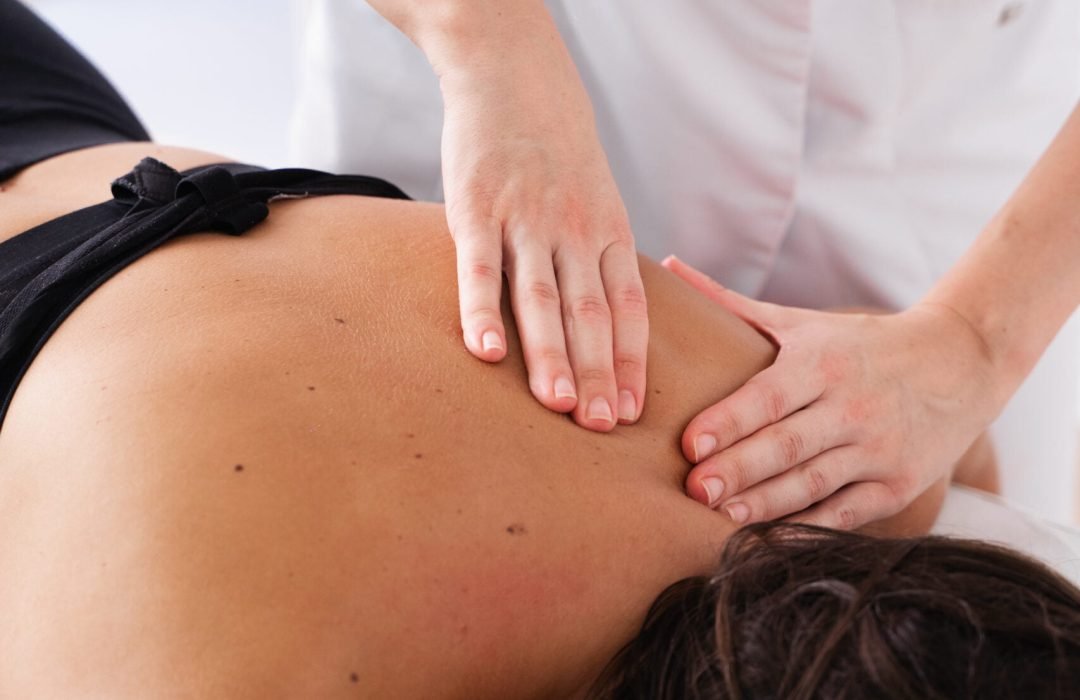 La fisioterapeuta Laura Bracero realizando un tratamiento manual en la espalda de una paciente.