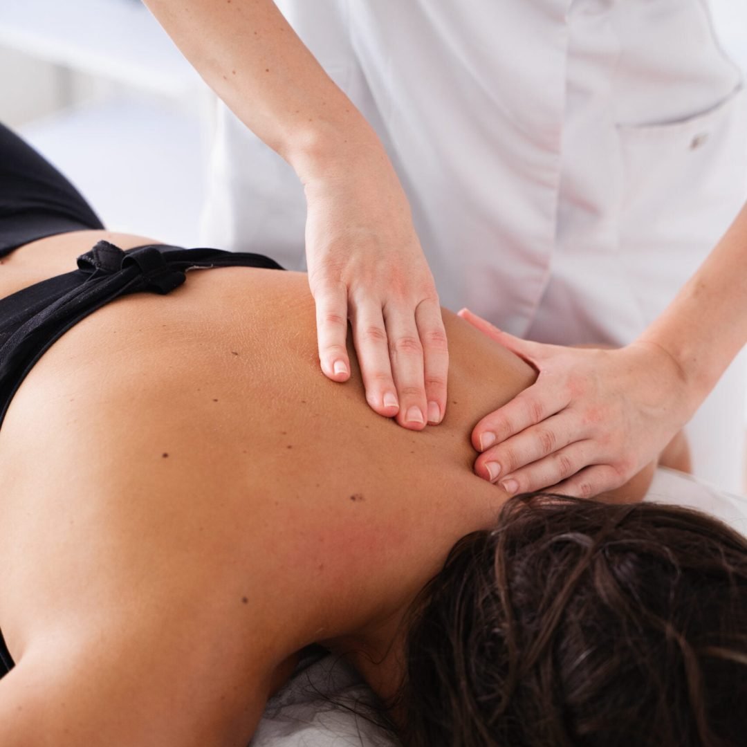 La fisioterapeuta Laura Bracero realizando un tratamiento manual en la espalda de una paciente.